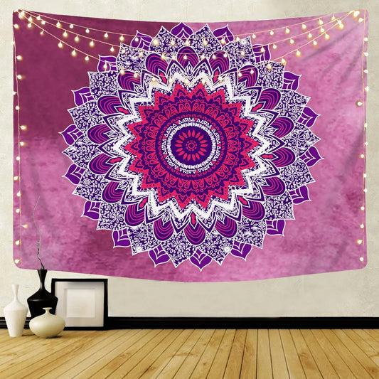 Teinture murale Boheme avec motif mandala exposé sur un mur blanc avec des guirlandes accroché au dessus