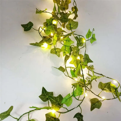 Guirlande Lumineuse intégré dans une lianne végétale en plastique et exposé sur un mur