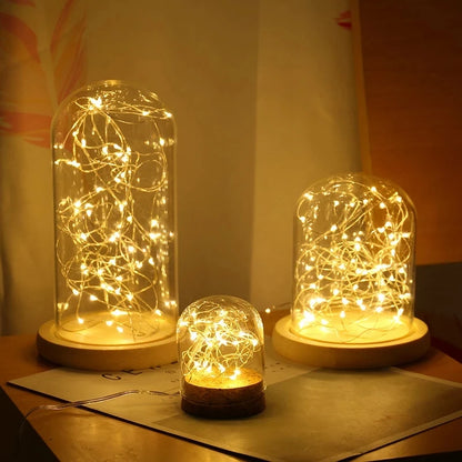 Guirlande Lumineuse  de couleur jaune exposé sous une cloche en verre dans une ambiance cocooning