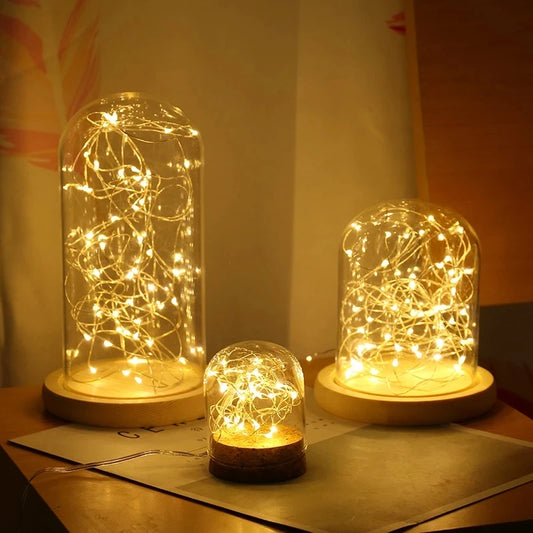 Guirlande Lumineuse  de couleur jaune exposé sous une cloche en verre dans une ambiance cocooning