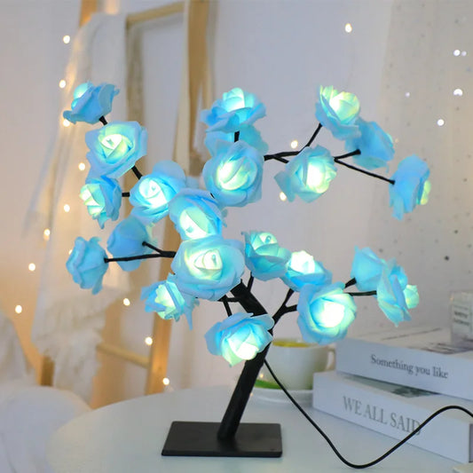 Lampe de bureau florale allumé et posé dans un environnement bohème et cozy