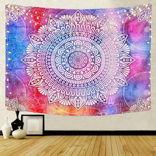 Teinture murale Boheme avec motif mandala exposé sur un mur blanc avec des guirlandes accroché au dessus