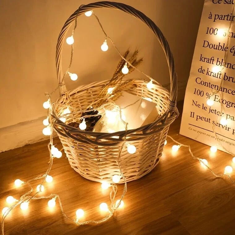 Guirlande Lumineuse en forme de bulbe de couleur jaune exposé sur une table dans une ambiance cocooning