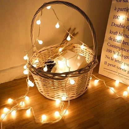 Guirlande Lumineuse en forme de bulbe de couleur jaune exposé sur une table dans une ambiance cocooning