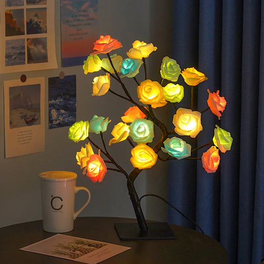 Lampe de bureau florale allumé et posé dans un environnement bohème et cozy