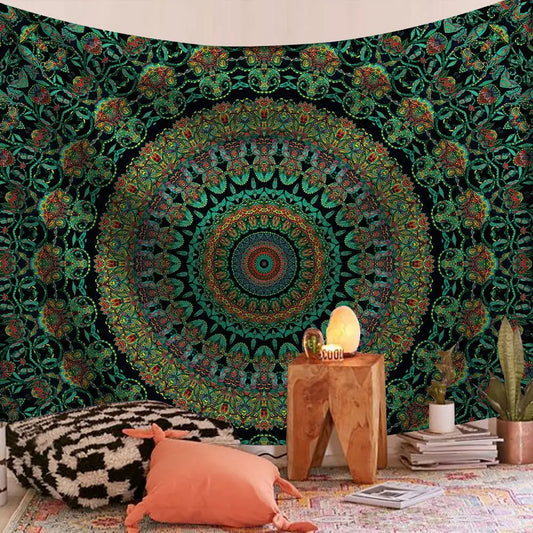 Teinture murale Boheme avec motif mandala exposé sur un mur blanc avec des guirlandes accroché au dessus
