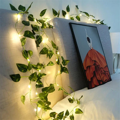 Guirlande Lumineuse intégré dans une lianne végétale en plastique et exposé sur un lit