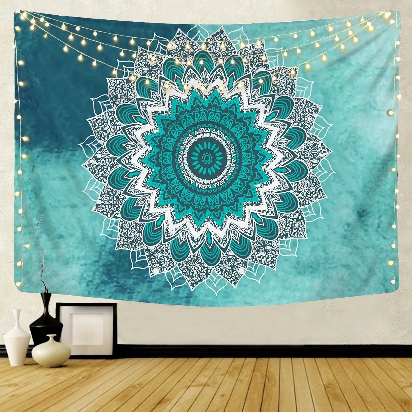 Teinture murale Boheme avec motif mandala exposé sur un mur blanc avec des guirlandes accroché au dessus