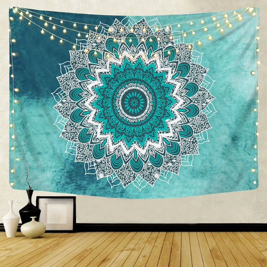 Teinture murale Boheme avec motif mandala exposé sur un mur blanc avec des guirlandes accroché au dessus
