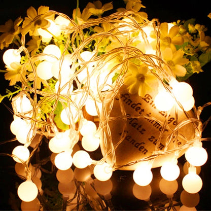 Guirlande Lumineuse en forme de bulbe de couleur jaune exposé sur une table dans une ambiance cocooning