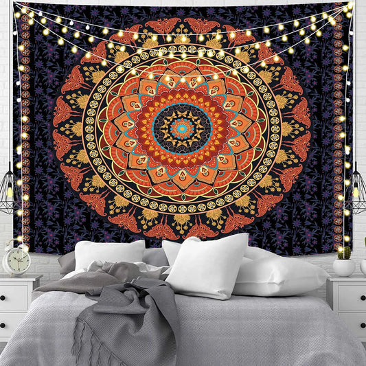 Teinture murale Boheme avec motif mandala exposé sur un mur blanc avec des guirlandes accroché au dessus
