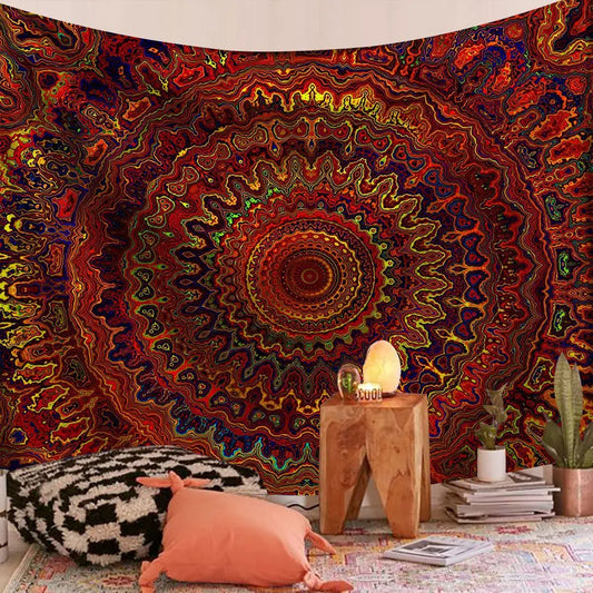 Teinture murale Boheme avec motif mandala exposé sur un mur blanc avec des guirlandes accroché au dessus