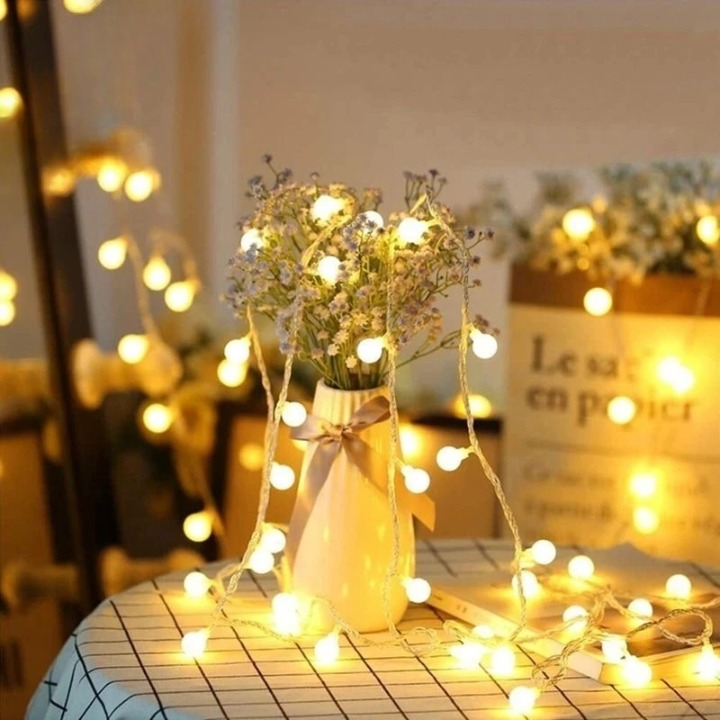 Guirlande Lumineuse en forme de bulbe de couleur jaune exposé sur une table dans une ambiance cocooning