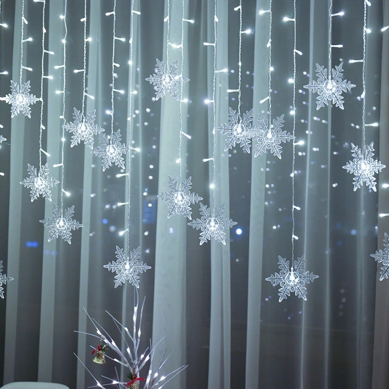 Guirlande Lumineuse en forme de flocon de couleur blanche accroché dans un salon cozy