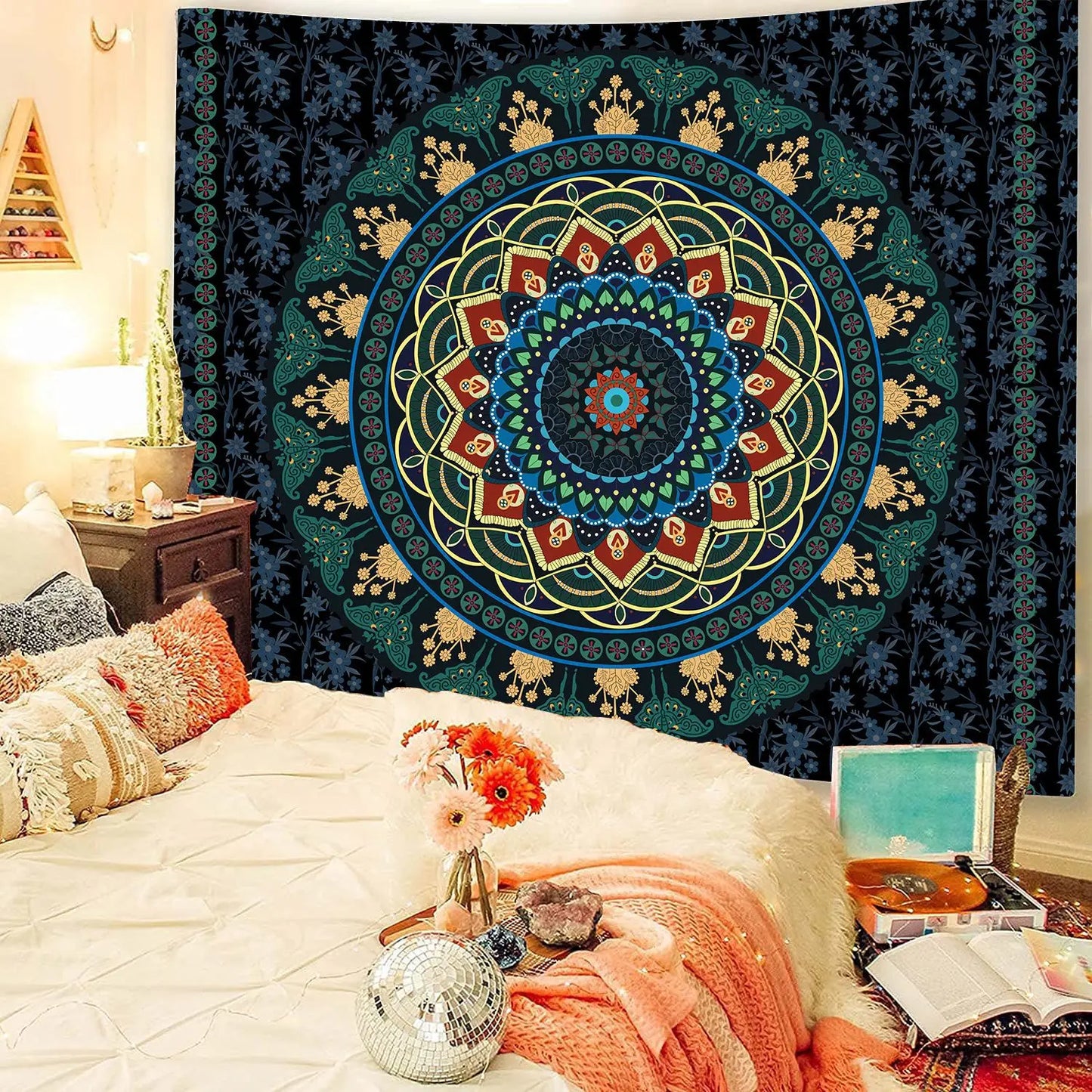 Teinture murale Boheme avec motif mandala exposé sur un mur blanc avec des guirlandes accroché au dessus