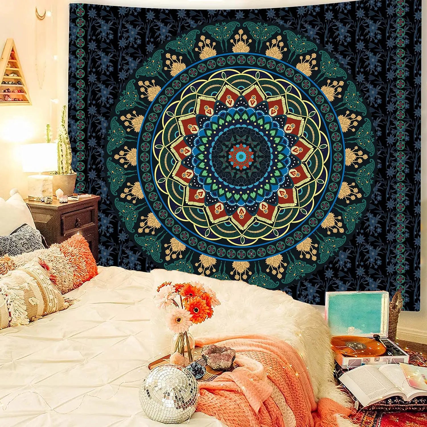 Teinture murale Boheme avec motif mandala exposé sur un mur blanc avec des guirlandes accroché au dessus