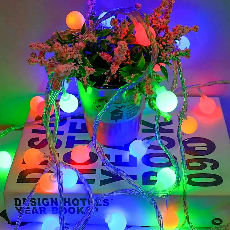 Guirlande Lumineuse en forme de bulbe multicolore exposé sur une table dans une ambiance cocooning