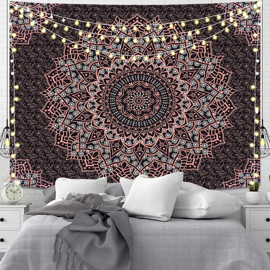 Teinture murale Boheme avec motif mandala exposé sur un mur blanc avec des guirlandes accroché au dessus