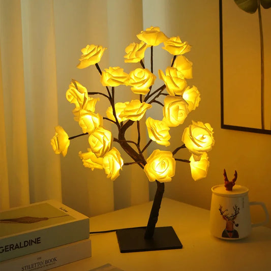 Lampe de bureau florale allumé et posé dans un environnement bohème et cozy