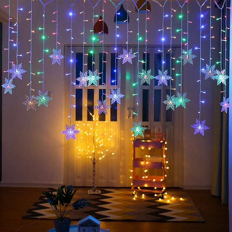 Guirlande Lumineuse en forme de flocon multicolore accroché dans un salon cozy