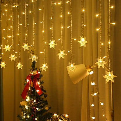 Guirlande Lumineuse en forme de flocon de couleur jaune accroché dans un salon cozy