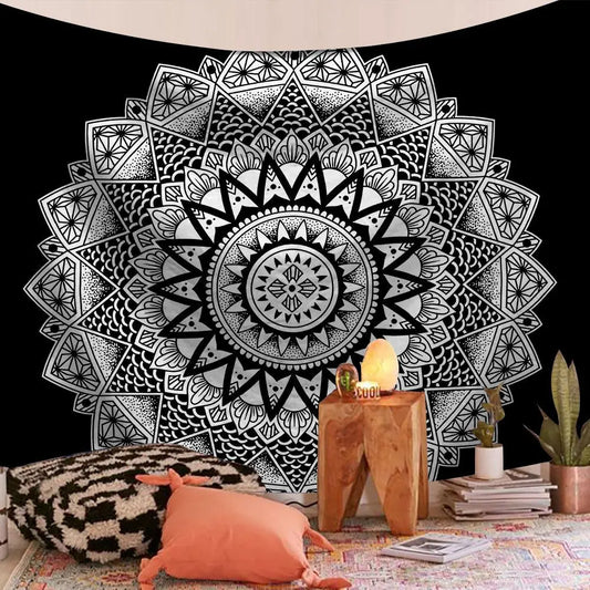 Teinture murale Boheme avec motif mandala exposé sur un mur blanc avec des guirlandes accroché au dessus