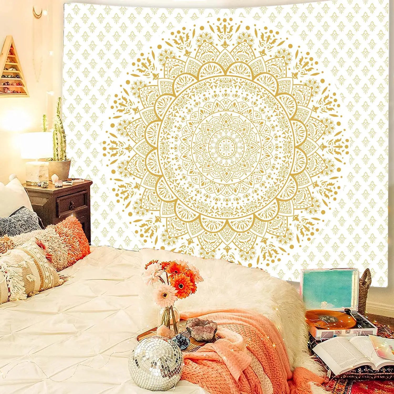 Teinture murale Boheme avec motif mandala exposé sur un mur blanc avec des guirlandes accroché au dessus