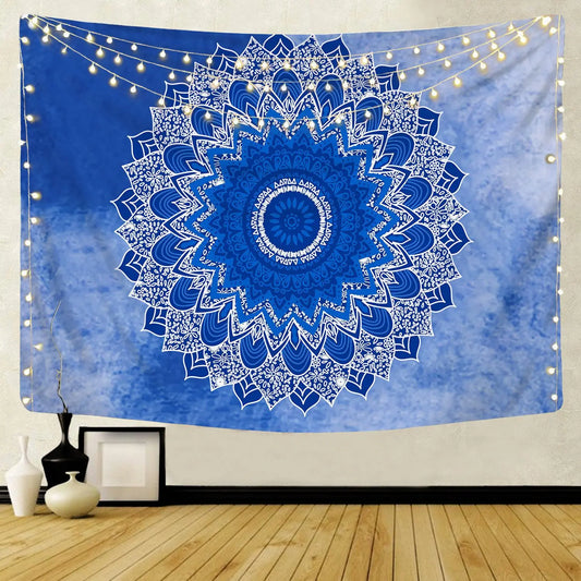 Teinture murale Boheme avec motif mandala exposé sur un mur blanc avec des guirlandes accroché au dessus