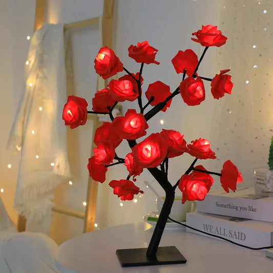 Lampe de bureau florale allumé et posé dans un environnement bohème et cozy