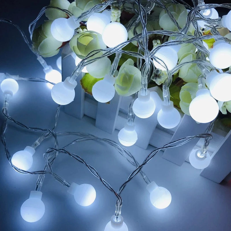 Guirlande Lumineuse en forme de bulbe de couleur Blanche exposé sur une table dans une ambiance cocooning