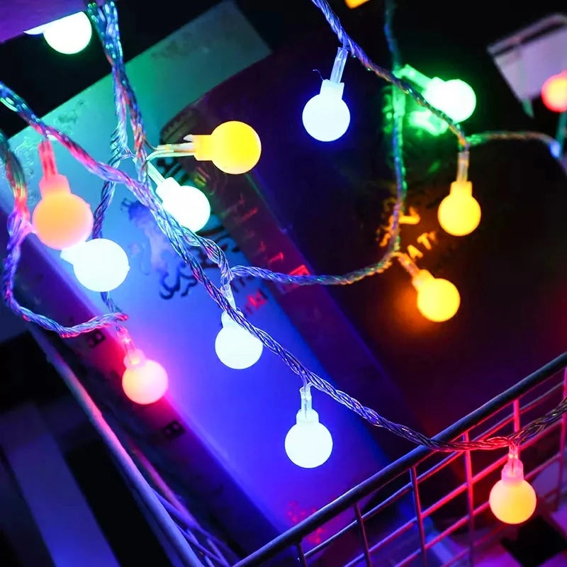 Guirlande Lumineuse en forme de bulbe multicolore exposé sur une table dans une ambiance cocooning