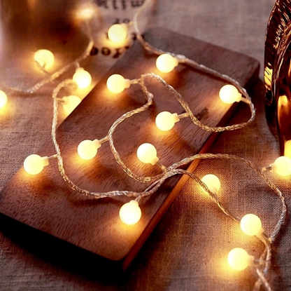 Guirlande Lumineuse en forme de bulbe de couleur jaune exposé sur une table dans une ambiance cocooning