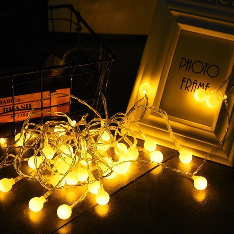 Guirlande Lumineuse en forme de bulbe de couleur jaune exposé sur une table dans une ambiance cocooning