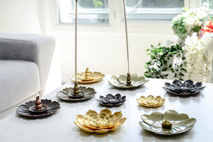 Collection de Porte encens bohème en forme de lotus posé sur une table dans un salon à l’ambiance cocooning
